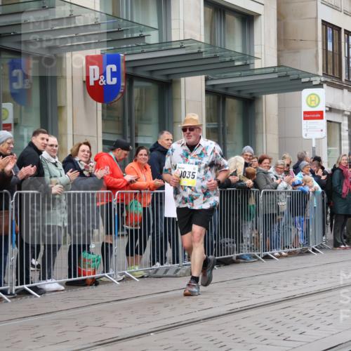 05.10.2025 - 20. swb-Marathon Bremen Strokosch-Dieckow http://msf.ph/oto/9282530 05.10.2025 11:22:05 Ziel 9513, 10035, 10700, 9513, 10035, 10700 meine-sportfotos.de