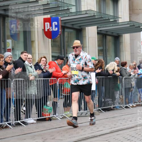 05.10.2025 - 20. swb-Marathon Bremen Strokosch-Dieckow http://msf.ph/oto/9282541 05.10.2025 11:22:05 Ziel 9513, 10035, 10700, 9513, 10035, 10700 meine-sportfotos.de