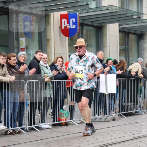 05.10.2025 - 20. swb-Marathon Bremen Strokosch-Dieckow http://msf.ph/oto/9282552 05.10.2025 11:22:06 Ziel 9513, 10035, 10700, 9513, 10035, 10700 meine-sportfotos.de
