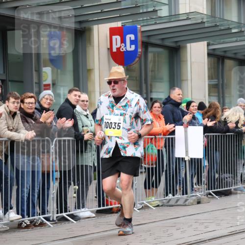 05.10.2025 - 20. swb-Marathon Bremen Strokosch-Dieckow http://msf.ph/oto/9282567 05.10.2025 11:22:06 Ziel 9513, 10035, 10700, 9513, 10035, 10700 meine-sportfotos.de