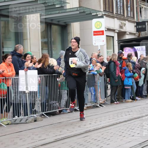 05.10.2025 - 20. swb-Marathon Bremen Strokosch-Dieckow http://msf.ph/oto/9282591 05.10.2025 11:22:13 Ziel 9445, 9513, 9857, 10035, 10700, 9445, 9513, 9857, 10035, 10700 meine-sportfotos.de