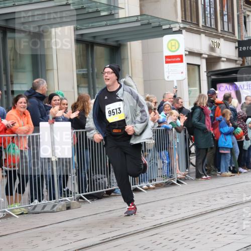 05.10.2025 - 20. swb-Marathon Bremen Strokosch-Dieckow http://msf.ph/oto/9282602 05.10.2025 11:22:13 Ziel 9445, 9513, 9857, 10035, 10700, 9445, 9513, 9857, 10035, 10700 meine-sportfotos.de