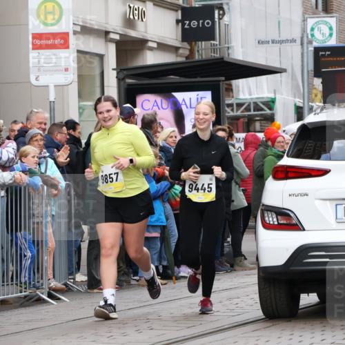 05.10.2025 - 20. swb-Marathon Bremen Strokosch-Dieckow http://msf.ph/oto/9282626 05.10.2025 11:22:25 Ziel 9445, 9857, 10035, 9445, 9857, 10035 meine-sportfotos.de