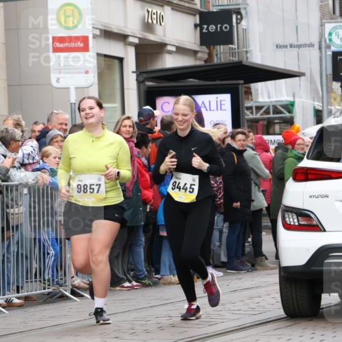 05.10.2025 - 20. swb-Marathon Bremen Strokosch-Dieckow http://msf.ph/oto/9282647 05.10.2025 11:22:25 Ziel 9445, 9857, 10035, 9445, 9857, 10035 meine-sportfotos.de