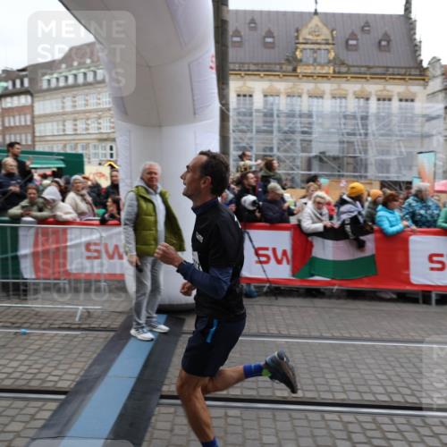 05.10.2025 - 20. swb-Marathon Bremen Yannick Fuchs http://msf.ph/oto/9282652 05.10.2025 12:58:03 Ziel 9, 6903 meine-sportfotos.de