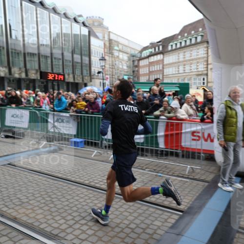 05.10.2025 - 20. swb-Marathon Bremen Yannick Fuchs http://msf.ph/oto/9282661 05.10.2025 12:58:03 Ziel 9, 6903 meine-sportfotos.de