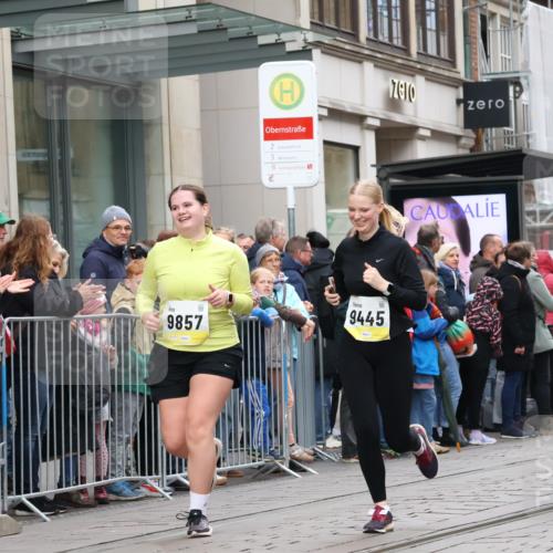 05.10.2025 - 20. swb-Marathon Bremen Strokosch-Dieckow http://msf.ph/oto/9282662 05.10.2025 11:22:26 Ziel 9445, 9857, 10035, 9445, 9857, 10035 meine-sportfotos.de