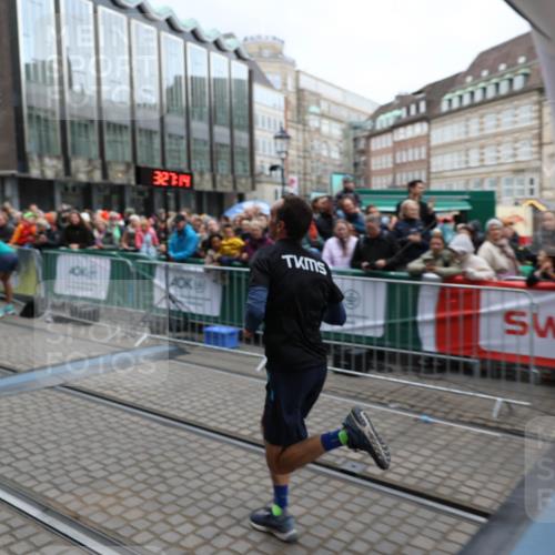 05.10.2025 - 20. swb-Marathon Bremen Yannick Fuchs http://msf.ph/oto/9282672 05.10.2025 12:58:04 Ziel 9, 6903 meine-sportfotos.de