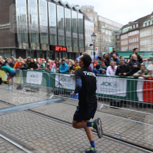 05.10.2025 - 20. swb-Marathon Bremen Yannick Fuchs http://msf.ph/oto/9282675 05.10.2025 12:58:04 Ziel 9, 6903 meine-sportfotos.de