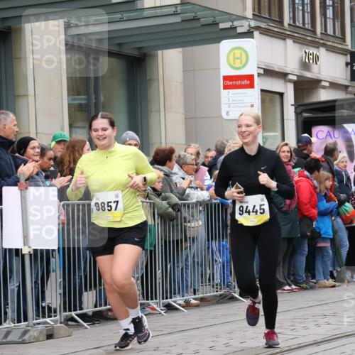 05.10.2025 - 20. swb-Marathon Bremen Strokosch-Dieckow http://msf.ph/oto/9282676 05.10.2025 11:22:26 Ziel 9445, 9857, 10035, 9445, 9857, 10035 meine-sportfotos.de