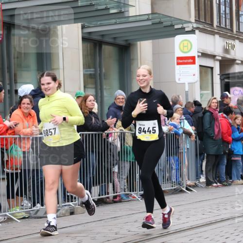 05.10.2025 - 20. swb-Marathon Bremen Strokosch-Dieckow http://msf.ph/oto/9282685 05.10.2025 11:22:27 Ziel 9445, 9857, 10035, 9445, 9857, 10035 meine-sportfotos.de