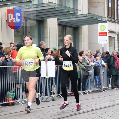 05.10.2025 - 20. swb-Marathon Bremen Strokosch-Dieckow http://msf.ph/oto/9282696 05.10.2025 11:22:27 Ziel 9445, 9857, 10035, 9445, 9857, 10035 meine-sportfotos.de