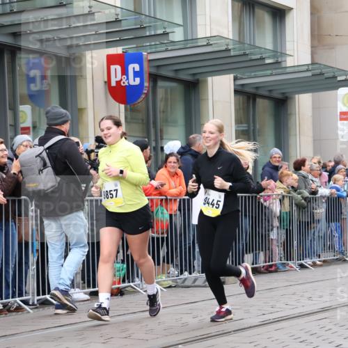 05.10.2025 - 20. swb-Marathon Bremen Strokosch-Dieckow http://msf.ph/oto/9282707 05.10.2025 11:22:27 Ziel 9445, 9857, 10035, 9445, 9857, 10035 meine-sportfotos.de