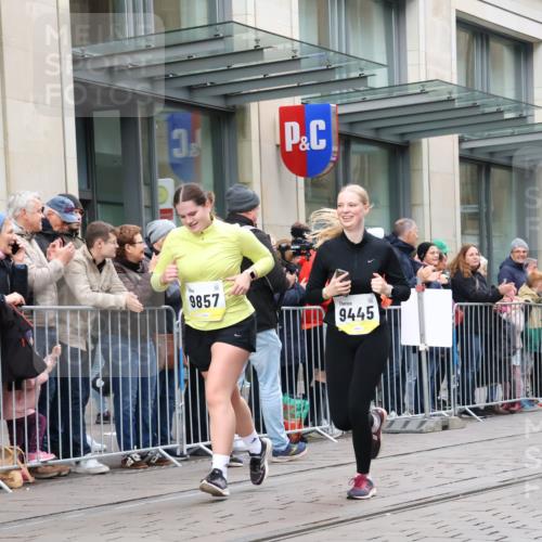 05.10.2025 - 20. swb-Marathon Bremen Strokosch-Dieckow http://msf.ph/oto/9282725 05.10.2025 11:22:28 Ziel 9445, 9857, 9445, 9857 meine-sportfotos.de