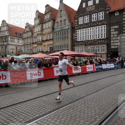 05.10.2025 - 20. swb-Marathon Bremen Yannick Fuchs http://msf.ph/oto/9282732 05.10.2025 12:59:05 Ziel 3435, 3580, 5470, 5495 meine-sportfotos.de
