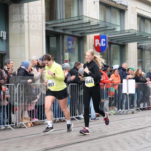 05.10.2025 - 20. swb-Marathon Bremen Strokosch-Dieckow http://msf.ph/oto/9282736 05.10.2025 11:22:28 Ziel 9445, 9857, 9445, 9857 meine-sportfotos.de