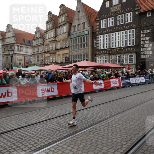 05.10.2025 - 20. swb-Marathon Bremen Yannick Fuchs http://msf.ph/oto/9282739 05.10.2025 12:59:05 Ziel 3435, 3580, 5470, 5495 meine-sportfotos.de