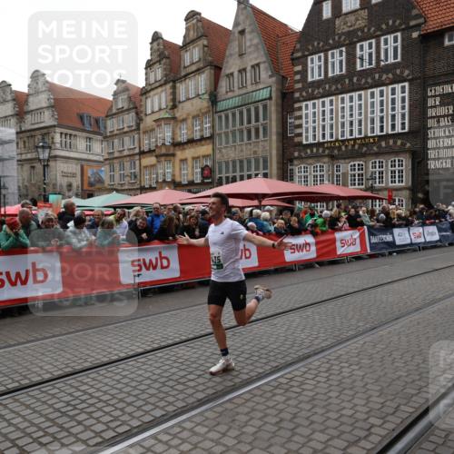 05.10.2025 - 20. swb-Marathon Bremen Yannick Fuchs http://msf.ph/oto/9282747 05.10.2025 12:59:05 Ziel 3435, 3580, 5470, 5495 meine-sportfotos.de