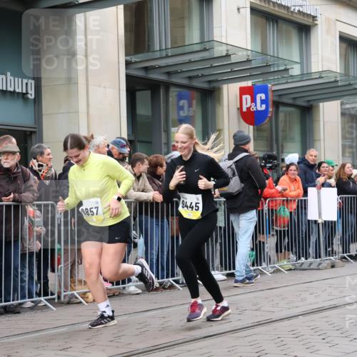 05.10.2025 - 20. swb-Marathon Bremen Strokosch-Dieckow http://msf.ph/oto/9282749 05.10.2025 11:22:28 Ziel 9445, 9857, 9445, 9857 meine-sportfotos.de