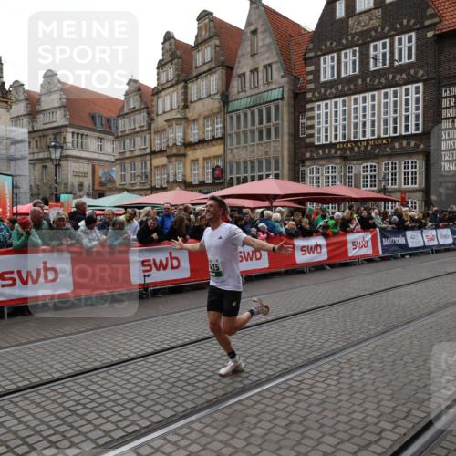 05.10.2025 - 20. swb-Marathon Bremen Yannick Fuchs http://msf.ph/oto/9282759 05.10.2025 12:59:05 Ziel 3435, 3580, 5470, 5495 meine-sportfotos.de