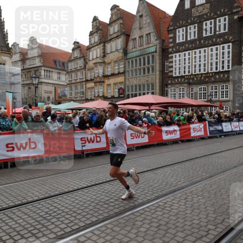 05.10.2025 - 20. swb-Marathon Bremen Yannick Fuchs http://msf.ph/oto/9282766 05.10.2025 12:59:05 Ziel 3435, 3580, 5470, 5495 meine-sportfotos.de