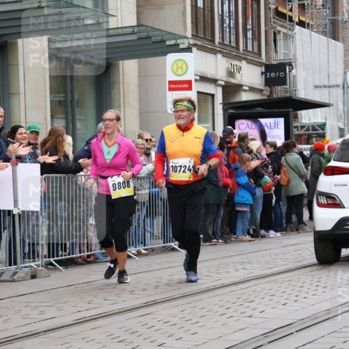 05.10.2025 - 20. swb-Marathon Bremen Strokosch-Dieckow http://msf.ph/oto/9282769 05.10.2025 11:22:46 Ziel 9808, 9808 meine-sportfotos.de