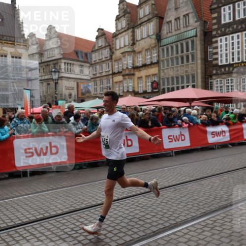 05.10.2025 - 20. swb-Marathon Bremen Yannick Fuchs http://msf.ph/oto/9282774 05.10.2025 12:59:05 Ziel 3435, 3580, 5470, 5495 meine-sportfotos.de