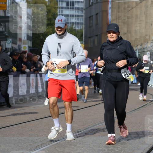 05.10.2025 - 20. swb-Marathon Bremen Strokosch-Dieckow http://msf.ph/oto/9282783 05.10.2025 11:16:05 Ziel 7109, 9640, 9679, 10220, 10564, 10635, 10831, 10846, 11331 meine-sportfotos.de