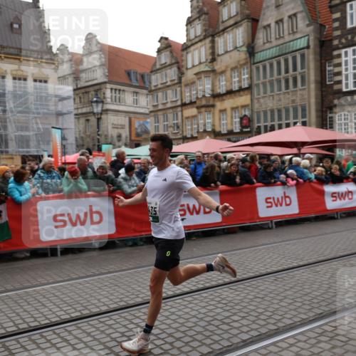 05.10.2025 - 20. swb-Marathon Bremen Yannick Fuchs http://msf.ph/oto/9282785 05.10.2025 12:59:05 Ziel 3435, 3580, 5470, 5495 meine-sportfotos.de