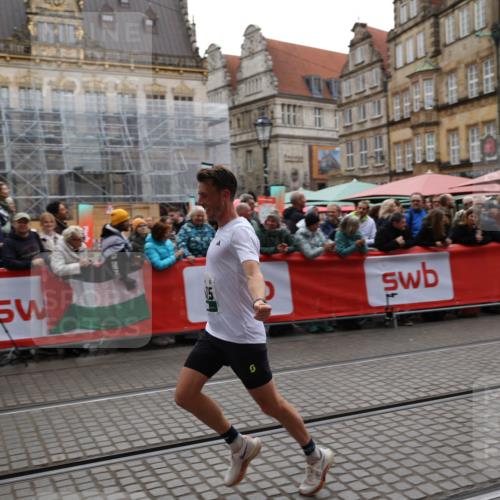 05.10.2025 - 20. swb-Marathon Bremen Yannick Fuchs http://msf.ph/oto/9282802 05.10.2025 12:59:06 Ziel 3435, 3580, 5470, 5495 meine-sportfotos.de