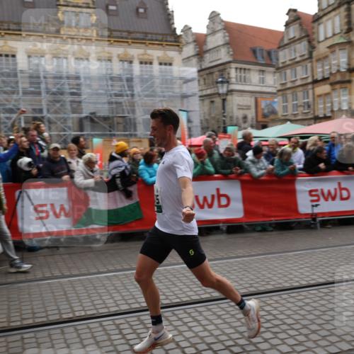 05.10.2025 - 20. swb-Marathon Bremen Yannick Fuchs http://msf.ph/oto/9282807 05.10.2025 12:59:06 Ziel 3435, 3580, 5470, 5495 meine-sportfotos.de