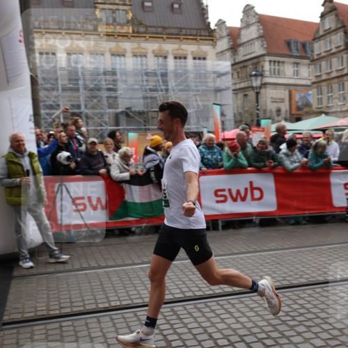 05.10.2025 - 20. swb-Marathon Bremen Yannick Fuchs http://msf.ph/oto/9282811 05.10.2025 12:59:06 Ziel 3435, 3580, 5470, 5495 meine-sportfotos.de