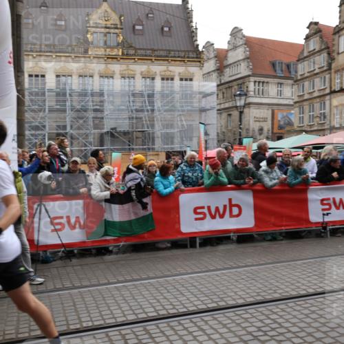 05.10.2025 - 20. swb-Marathon Bremen Yannick Fuchs http://msf.ph/oto/9282818 05.10.2025 12:59:06 Ziel 3435, 3580, 5470, 5495 meine-sportfotos.de