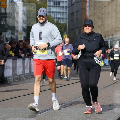 05.10.2025 - 20. swb-Marathon Bremen Strokosch-Dieckow http://msf.ph/oto/9282839 05.10.2025 11:16:05 Ziel 7109, 9640, 9679, 10220, 10564, 10635, 10831, 10846, 11331 meine-sportfotos.de