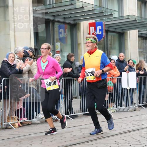 05.10.2025 - 20. swb-Marathon Bremen Strokosch-Dieckow http://msf.ph/oto/9282844 05.10.2025 11:22:48 Ziel 9808, 10724, 9808, 10724 meine-sportfotos.de