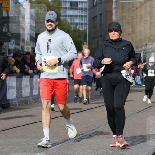 05.10.2025 - 20. swb-Marathon Bremen Strokosch-Dieckow http://msf.ph/oto/9282857 05.10.2025 11:16:05 Ziel 7109, 9640, 9679, 10220, 10564, 10635, 10831, 10846, 11331 meine-sportfotos.de