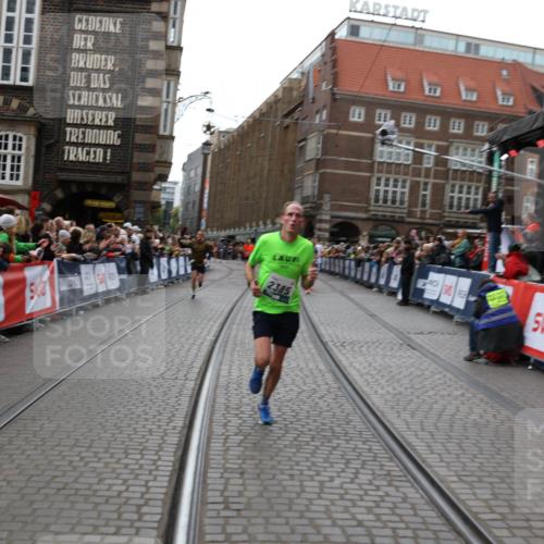 05.10.2025 - 20. swb-Marathon Bremen Yannick Fuchs http://msf.ph/oto/9282859 05.10.2025 12:59:16 Ziel 2385, 4664, 8053 meine-sportfotos.de