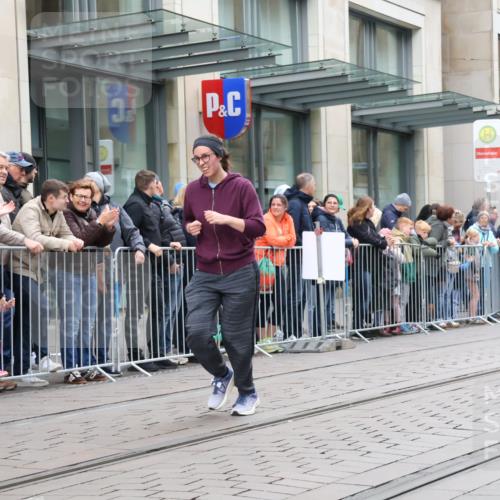 05.10.2025 - 20. swb-Marathon Bremen Strokosch-Dieckow http://msf.ph/oto/9282868 05.10.2025 11:22:55 Ziel 9808, 9840, 10724, 10731, 9808, 9840, 10724, 10731 meine-sportfotos.de