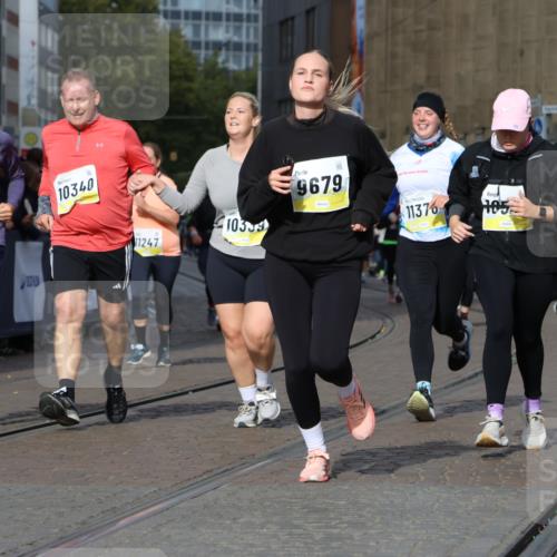 05.10.2025 - 20. swb-Marathon Bremen Strokosch-Dieckow http://msf.ph/oto/9282875 05.10.2025 11:16:10 Ziel 7109, 7110, 9640, 9679, 10220, 10339, 10340, 10564, 10635, 11247, 11331, 11378 meine-sportfotos.de