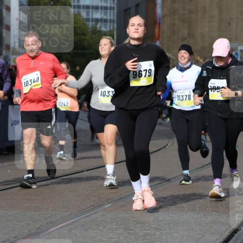 05.10.2025 - 20. swb-Marathon Bremen Strokosch-Dieckow http://msf.ph/oto/9282891 05.10.2025 11:16:10 Ziel 7109, 7110, 9640, 9679, 10220, 10339, 10340, 10564, 10635, 11247, 11331, 11378 meine-sportfotos.de