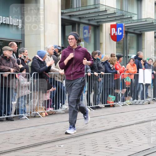 05.10.2025 - 20. swb-Marathon Bremen Strokosch-Dieckow http://msf.ph/oto/9282898 05.10.2025 11:22:56 Ziel 9808, 9840, 10724, 10731, 9808, 9840, 10724, 10731 meine-sportfotos.de