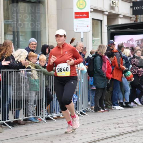 05.10.2025 - 20. swb-Marathon Bremen Strokosch-Dieckow http://msf.ph/oto/9282920 05.10.2025 11:23:06 Ziel 9840, 10724, 10731, 9840, 10724, 10731 meine-sportfotos.de