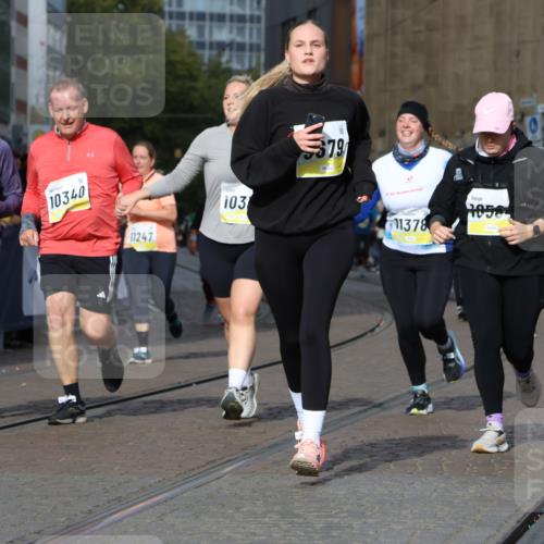 05.10.2025 - 20. swb-Marathon Bremen Strokosch-Dieckow http://msf.ph/oto/9282922 05.10.2025 11:16:10 Ziel 7109, 7110, 9640, 9679, 10220, 10339, 10340, 10564, 10635, 11247, 11331, 11378 meine-sportfotos.de