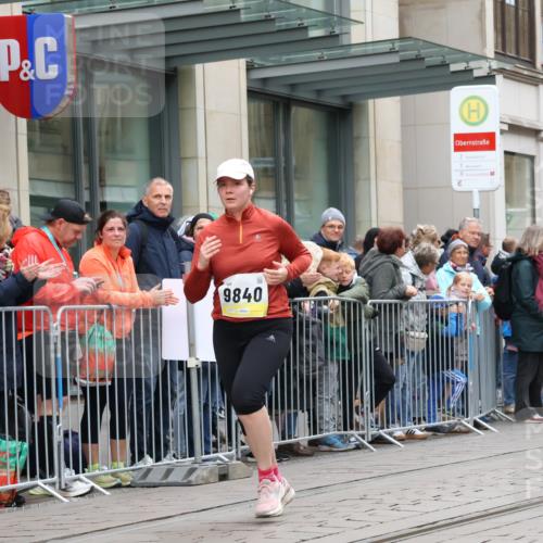 05.10.2025 - 20. swb-Marathon Bremen Strokosch-Dieckow http://msf.ph/oto/9282952 05.10.2025 11:23:06 Ziel 9840, 10724, 10731, 9840, 10724, 10731 meine-sportfotos.de