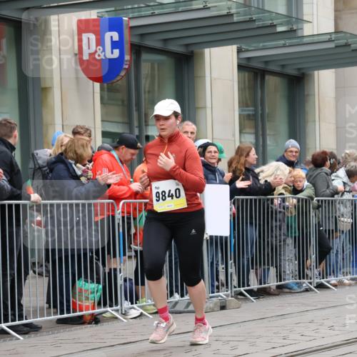 05.10.2025 - 20. swb-Marathon Bremen Strokosch-Dieckow http://msf.ph/oto/9282963 05.10.2025 11:23:07 Ziel 9840, 10724, 10731, 9840, 10724, 10731 meine-sportfotos.de