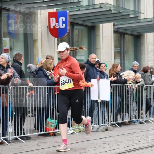 05.10.2025 - 20. swb-Marathon Bremen Strokosch-Dieckow http://msf.ph/oto/9282974 05.10.2025 11:23:07 Ziel 9840, 10724, 10731, 9840, 10724, 10731 meine-sportfotos.de