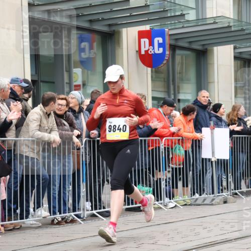 05.10.2025 - 20. swb-Marathon Bremen Strokosch-Dieckow http://msf.ph/oto/9282986 05.10.2025 11:23:07 Ziel 9840, 10724, 10731, 9840, 10724, 10731 meine-sportfotos.de