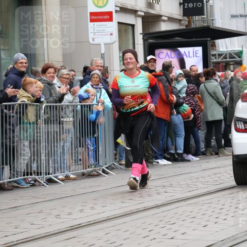 05.10.2025 - 20. swb-Marathon Bremen Strokosch-Dieckow http://msf.ph/oto/9282999 05.10.2025 11:23:26 Ziel 10774, 10774 meine-sportfotos.de