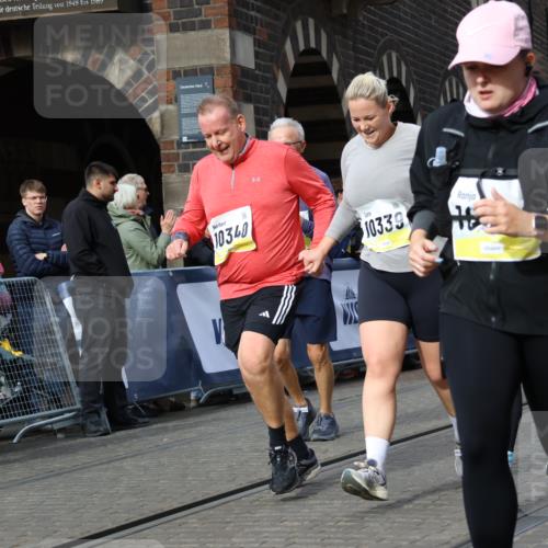 05.10.2025 - 20. swb-Marathon Bremen Strokosch-Dieckow http://msf.ph/oto/9283000 05.10.2025 11:16:14 Ziel 7110, 9679, 10339, 10340, 10564, 11247, 11378 meine-sportfotos.de