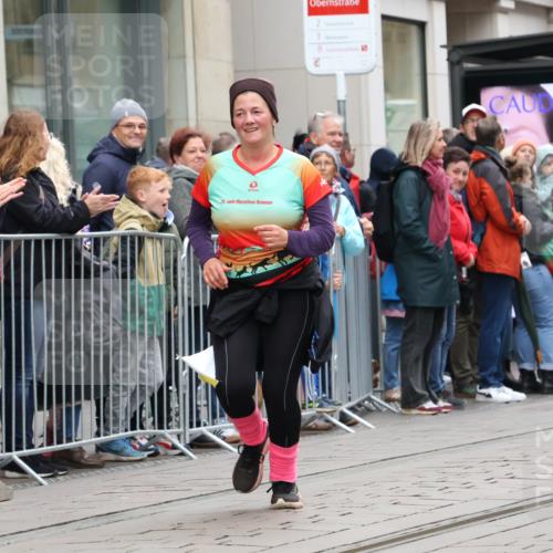 05.10.2025 - 20. swb-Marathon Bremen Strokosch-Dieckow http://msf.ph/oto/9283021 05.10.2025 11:23:27 Ziel 10774, 10774 meine-sportfotos.de